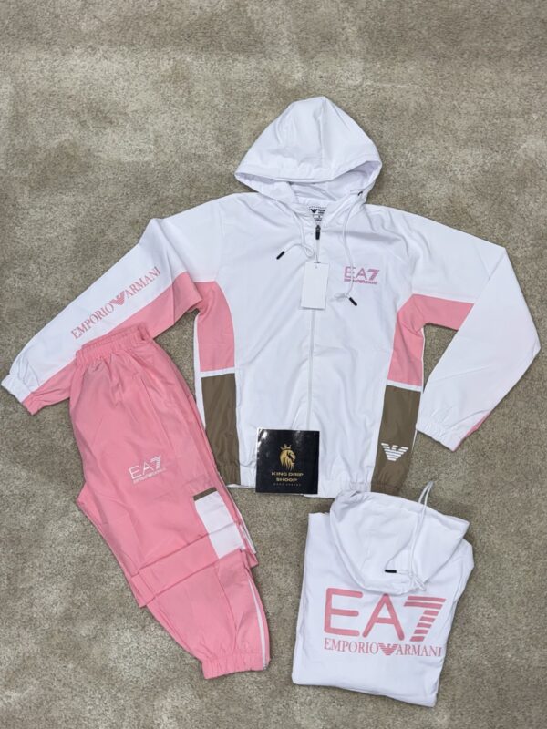 Chándal Emporio Armani EA7 blanco y rosa
