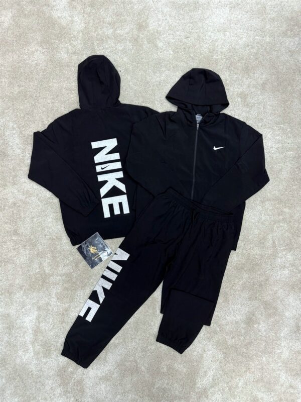 CHÁNDAL NIKE NEGRO LOGO ESPALDA