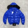 Chaqueta Moncler azul con capucha de pelo