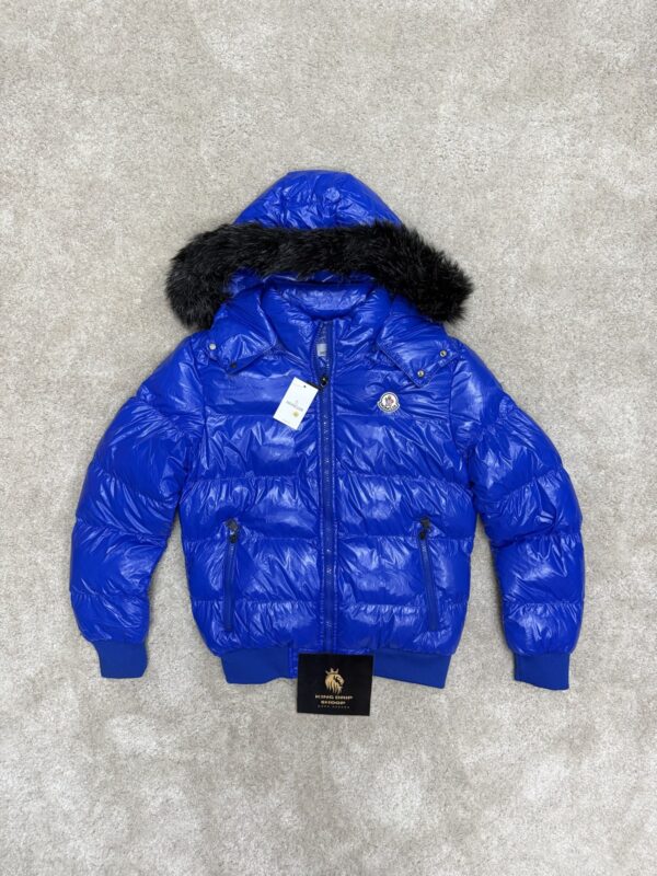 Chaqueta Moncler azul con capucha de pelo