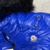 Chaqueta Moncler azul con capucha de pelo