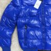 Chaqueta Moncler azul con capucha de pelo