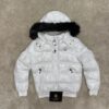 Chaqueta Moncler blanca con capucha de pelo