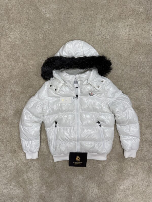 Chaqueta Moncler blanca con capucha de pelo
