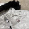 Chaqueta Moncler blanca con capucha de pelo