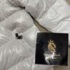 Chaqueta Moncler blanca con capucha de pelo