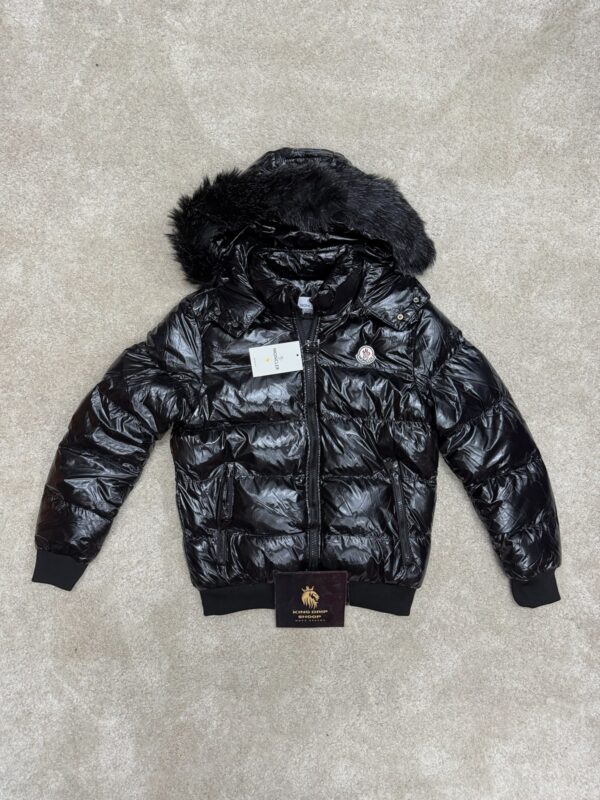 Chaqueta Moncler negra con capucha de pelo