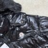 Chaqueta Moncler negra con capucha de pelo