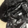 Chaqueta Moncler negra con capucha de pelo