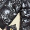 Chaqueta Moncler negra con capucha de pelo